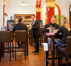 Menschen_im_Restaurant.jpg  